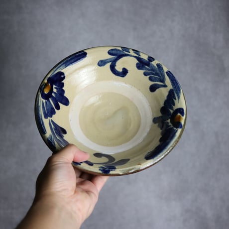 7寸皿1 呉須 飴釉 菊花唐草 やちむん 陶器 北窯 宮城正享工房:7005007