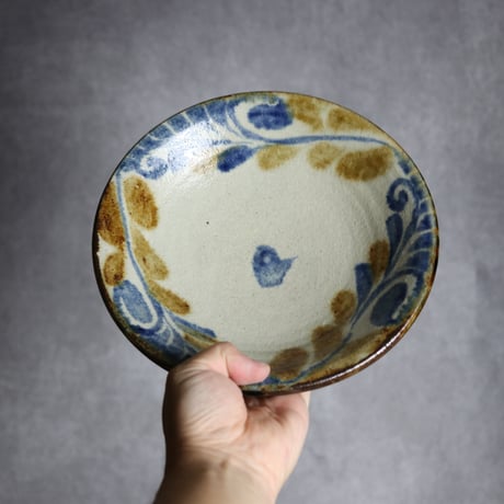 7寸皿1 飴 呉須釉 唐草 やちむん 陶器 榮一工房:7013020