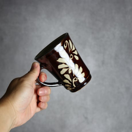 広口マグカップ 飴釉 蝋抜 唐草 やちむん 陶器 真南風工房:7011025