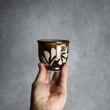 湯呑 飴釉 蝋抜 唐草 やちむん 陶器 真南風工房:7011021