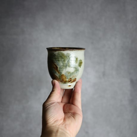 湯呑1 飴 黒呉須釉 唐草  やちむん 陶器 榮一工房:7013078