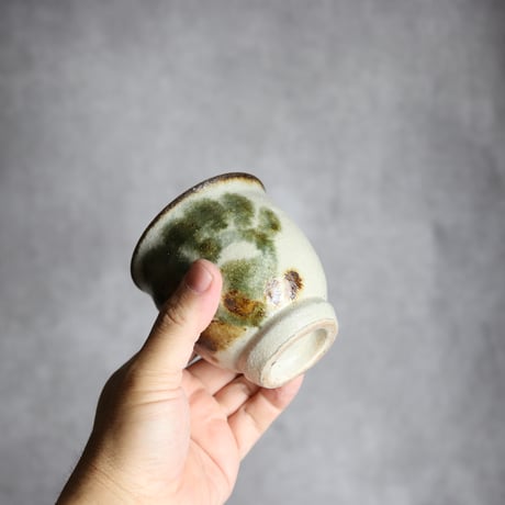 湯呑2 飴 黒呉須釉 唐草  やちむん 陶器 榮一工房:7013078