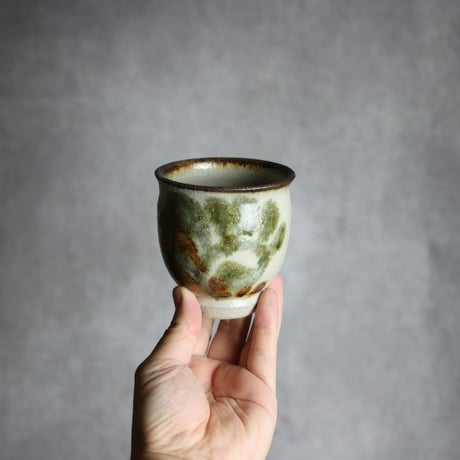 湯呑2 飴 黒呉須釉 唐草  やちむん 陶器 榮一工房:7013078