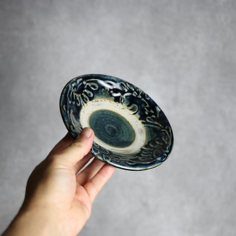 5寸皿1 呉須釉 イッチン 唐草 やちむん 陶器 北窯 宮城正享工房:7005004