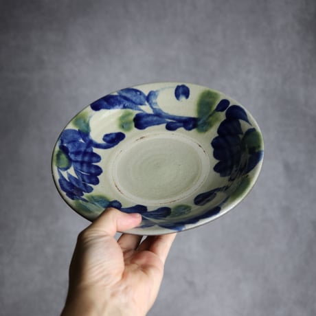 7寸皿1 呉須 緑釉 菊花唐草 やちむん 陶器 漂窯:7010007