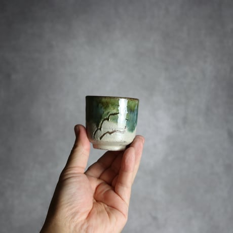 ぐい呑2 緑釉 線彫唐草 やちむん 陶器 榮一工房:7013170