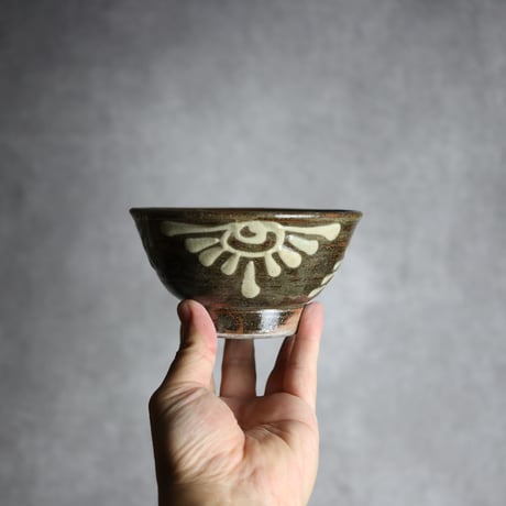 4寸マカイ4 イッチン 菊花唐草 やちむん 陶器 北窯 宮城正享工房:7005014