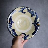 7寸皿1 呉須 飴釉 菊花唐草 やちむん 陶器 北窯 宮城正享工房:7005007