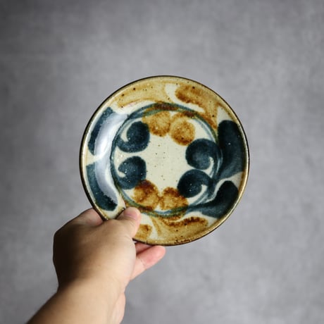 5寸皿 デイゴ唐草 紺 茶 やちむん 陶器 陶芸こまがた:7006012