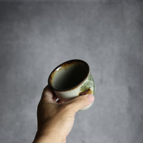湯呑1 飴 黒呉須釉 唐草  やちむん 陶器 榮一工房:7013078