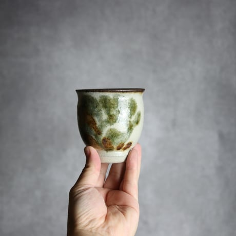 湯呑2 飴 黒呉須釉 唐草  やちむん 陶器 榮一工房:7013078
