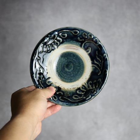 5寸皿1 呉須釉 イッチン 唐草 やちむん 陶器 北窯 宮城正享工房:7005004