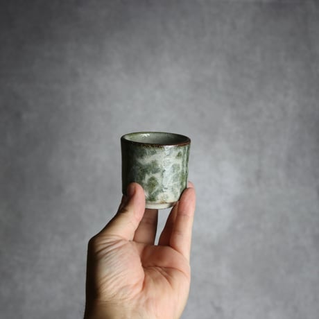 ぐい呑1 黒呉須 唐草 格子 やちむん 陶器 榮一工房:7013170