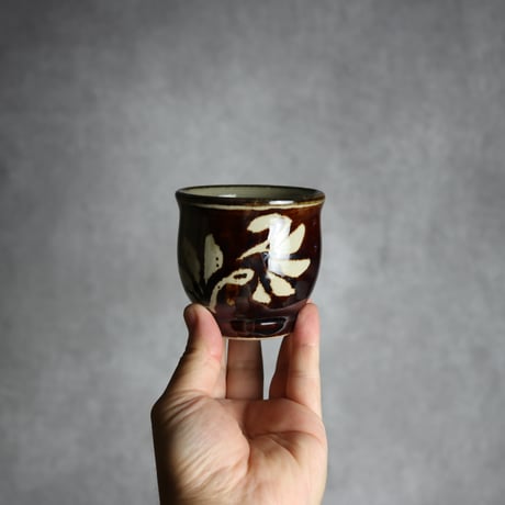 湯呑 飴釉 蝋抜 唐草 やちむん 陶器 真南風工房:7011021