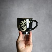 マグカップ 呉須釉 蝋抜 唐草 やちむん 陶器 真南風工房:7011022
