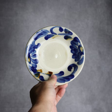 5寸皿1 飴 呉須釉 菊花唐草 やちむん 陶器 漂窯:7010004