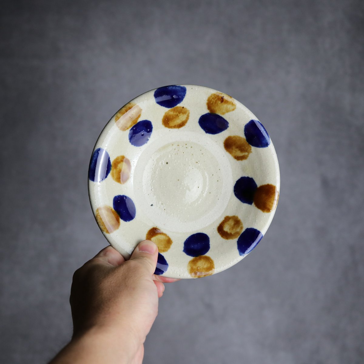 5寸皿1 飴 呉須釉 点打 やちむん 陶器 漂窯:7010004 | MADE IN OKIN