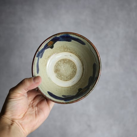 4寸マカイ2 呉須 飴釉 菊花唐草 やちむん 陶器 北窯 宮城正享工房:7005014