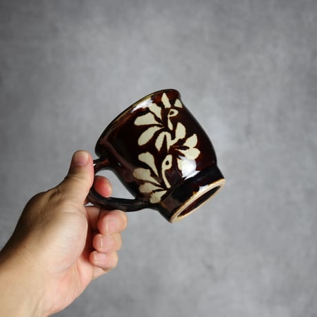 マグカップ 飴釉 蝋抜 唐草 やちむん 陶器 真南風工房:7011022