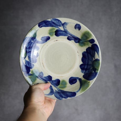 7寸皿1 呉須 緑釉 菊花唐草 やちむん 陶器 漂窯:7010007