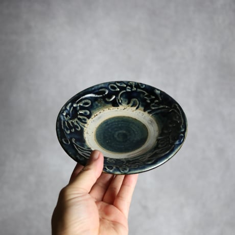 5寸皿1 呉須釉 イッチン 唐草 やちむん 陶器 北窯 宮城正享工房:7005004