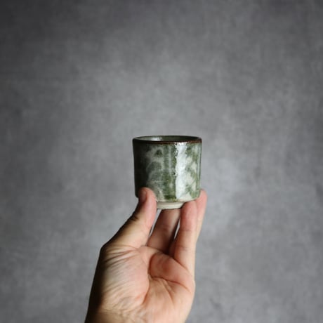 ぐい呑1 黒呉須 唐草 格子 やちむん 陶器 榮一工房:7013170