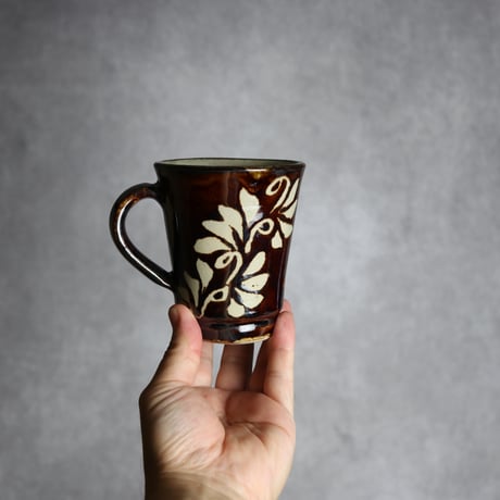 広口マグカップ 飴釉 蝋抜 唐草 やちむん 陶器 真南風工房:7011025