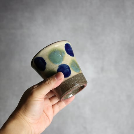 Vカップ1 呉須 緑釉 点打 やちむん 陶器 漂窯:7010032