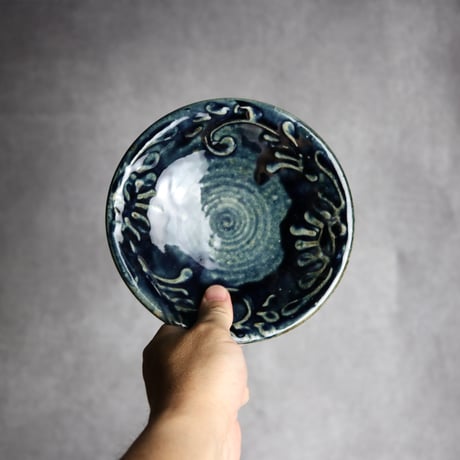 5寸皿1 呉須釉 イッチン唐草 やちむん 陶器 北窯 宮城正享工房:7005004