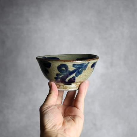 4寸マカイ2 呉須 飴釉 菊花唐草 やちむん 陶器 北窯 宮城正享工房:7005014