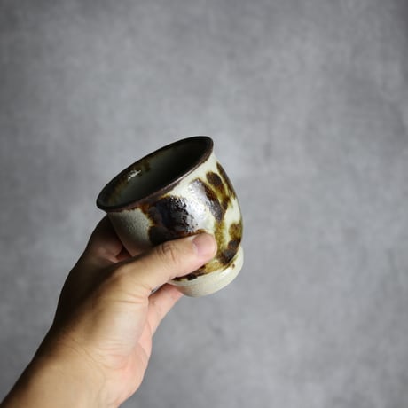 湯呑1 黒呉須釉 唐草  やちむん 陶器 榮一工房:7013078