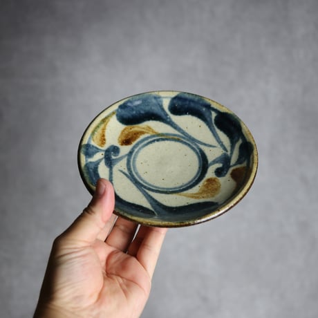 5寸皿 唐草模様 紺 茶 やちむん 陶器 陶芸こまがた:7006010
