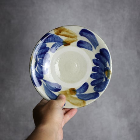 6寸皿1 飴 呉須釉 菊花双葉 やちむん 陶器 漂窯:7010006
