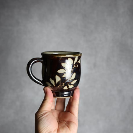 マグカップ 飴釉 蝋抜 唐草 やちむん 陶器 真南風工房:7011022