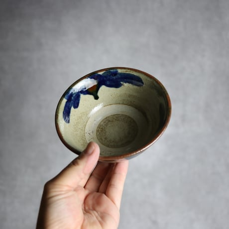4寸マカイ1 呉須 飴釉 菊花唐草 やちむん 陶器 北窯 宮城正享工房:7005014