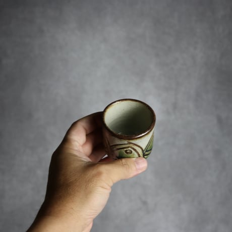 ぐい呑1 緑釉 線彫草紋 やちむん 陶器 榮一工房:7013170
