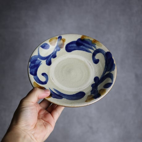 6寸皿1 飴 呉須釉 唐草 やちむん 陶器 漂窯:7010006