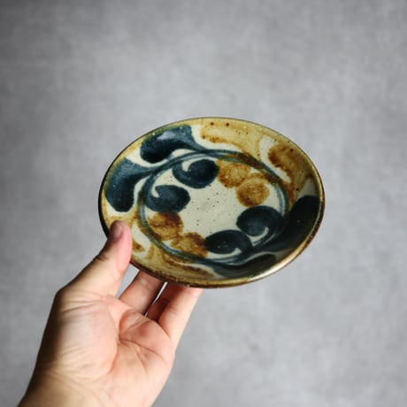 5寸皿 デイゴ唐草 紺 茶 やちむん 陶器 陶芸こまがた:7006012