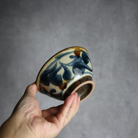 4寸マカイ 紺 茶 唐草柄 やちむん 陶器 陶芸こまがた:7006025