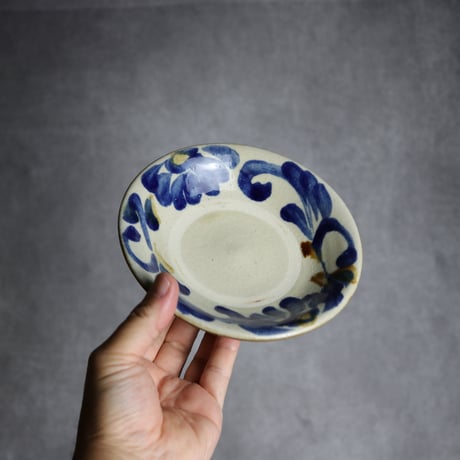 5寸皿1 飴 呉須釉 菊花唐草 やちむん 陶器 漂窯:7010004