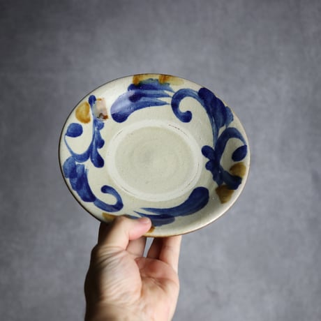 6寸皿1 飴 呉須釉 唐草 やちむん 陶器 漂窯:7010006