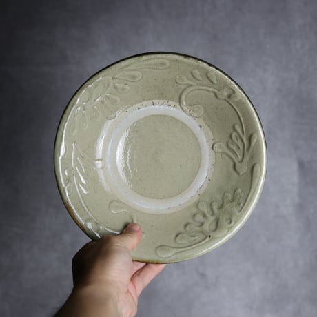 7寸皿1 白釉 イッチン 唐草 やちむん 陶器 北窯 宮城正享工房:7005007