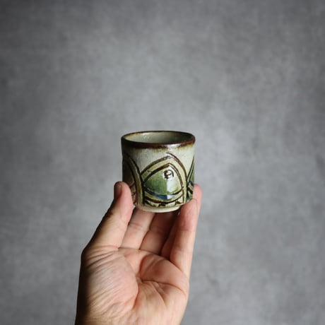 ぐい呑1 緑釉 線彫草紋 やちむん 陶器 榮一工房:7013170