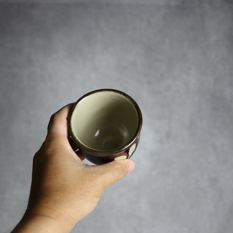湯呑 飴釉 蝋抜 唐草 やちむん 陶器 真南風工房:7011021