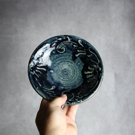 5寸皿1 呉須釉 イッチン唐草 やちむん 陶器 北窯 宮城正享工房:7005004