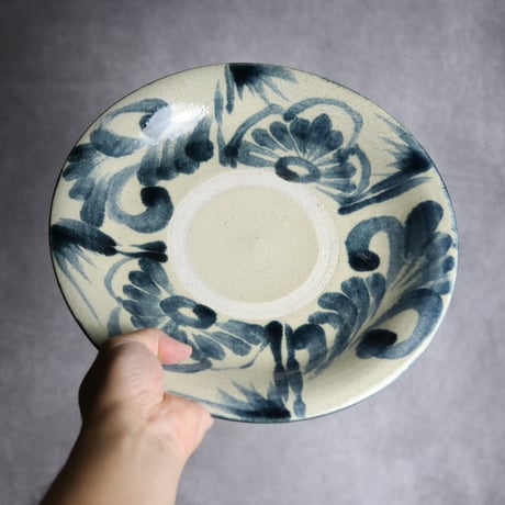 9寸皿1 呉須釉 菊花唐草 やちむん 陶器 北窯 松田共司工房:70040011　※縮みあり