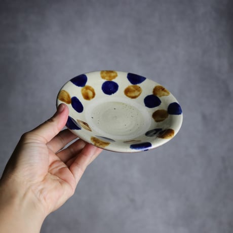 5寸皿1 飴 呉須釉 点打 やちむん 陶器 漂窯:7010004