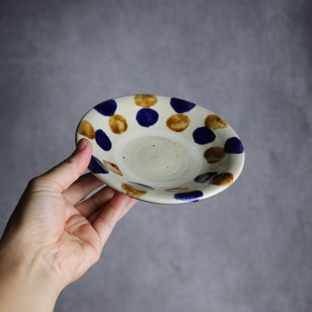 5寸皿1 飴 呉須釉 点打 やちむん 陶器 漂窯:7010004 | MADE IN OKIN