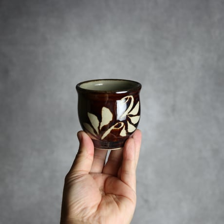 湯呑 飴釉 蝋抜 唐草 やちむん 陶器 真南風工房:7011021