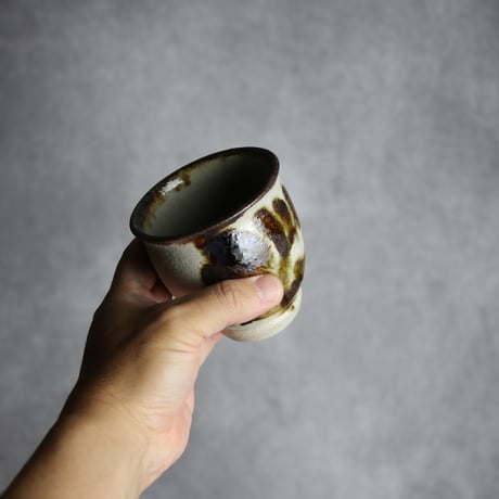 湯呑1 黒呉須釉 唐草  やちむん 陶器 榮一工房:7013078